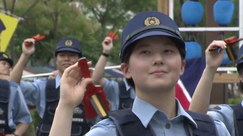 【よさこい】高知県警が51年ぶり演舞　「この地へ～」制服姿で披露｜FNNプライムオンライン