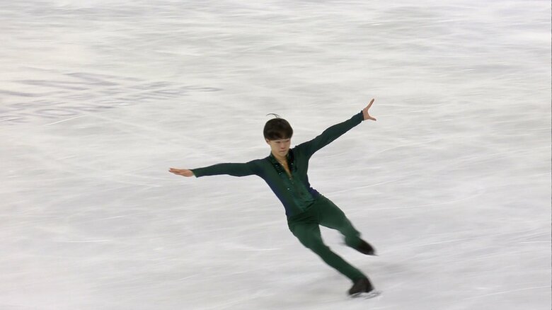 世界選手権でフリーを演じる鍵山