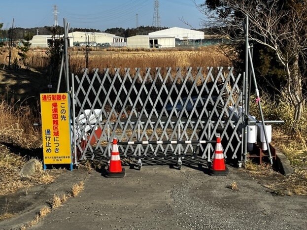 帰還困難区域のバリケードと中間貯蔵施設