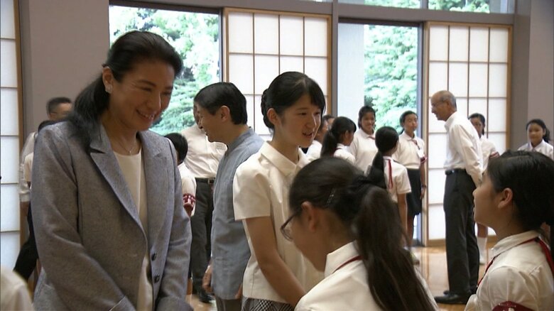 2016年、豆記者と懇談される両陛下と愛子さま(東宮御所)