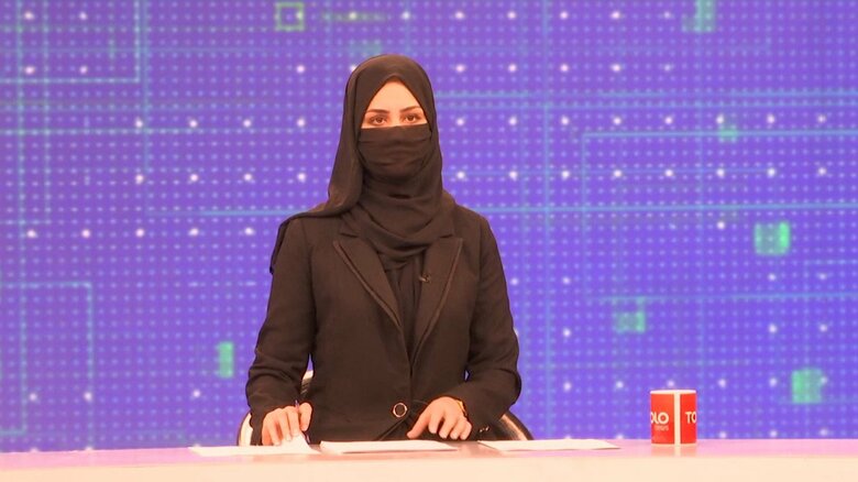 TVニュースのキャスター 2022年5月、公共の場で目以外の全身を覆うことが女性に命じられた