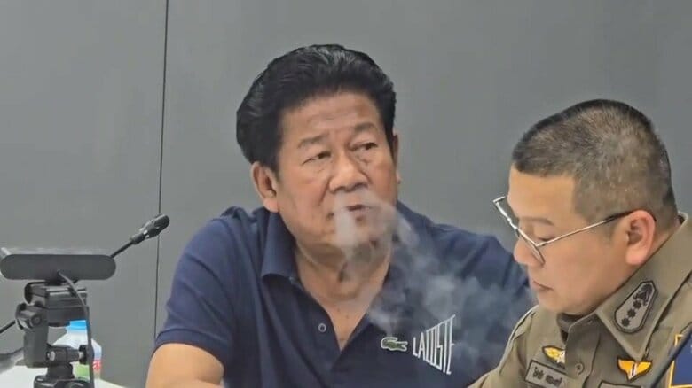 逮捕後、タバコを吸いながら警察の聴取に応じる元国会議員の男