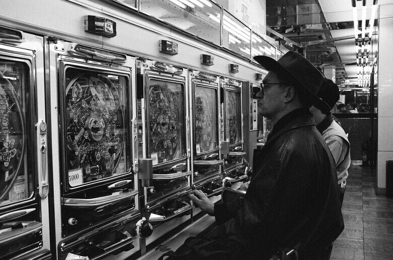 『夢の涯てまでも』撮影の合間にパチンコに興ずるヴェンダース監督（1990年東京）