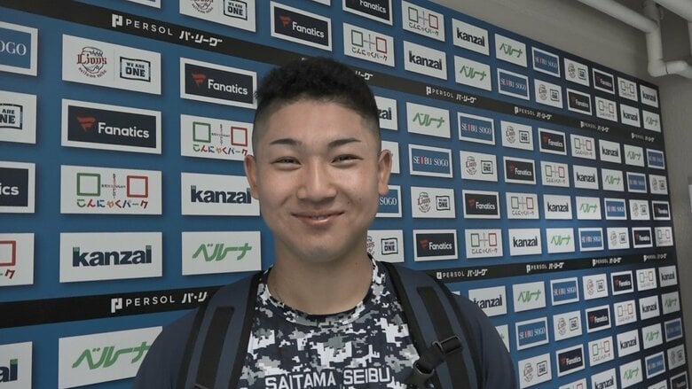 インタビューに答える古賀