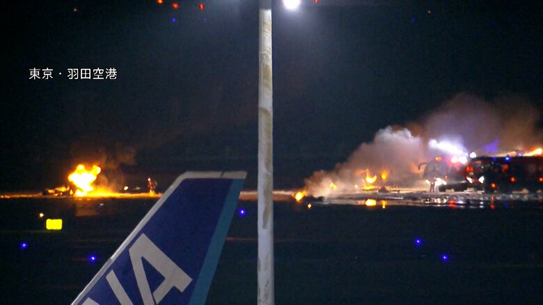 羽田空港で炎上する日航機