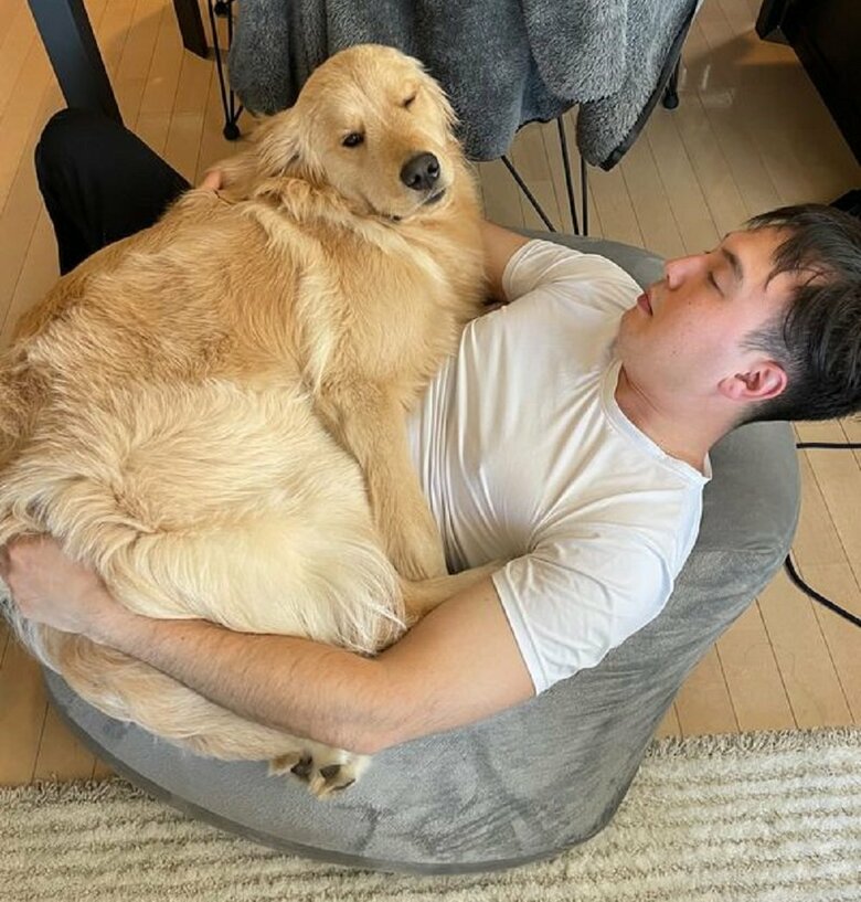 座る旦那さんの上に乗るLexくん