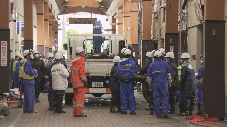 焼け落ちたがれきなどの撤去作業　警察と消防が実況見分