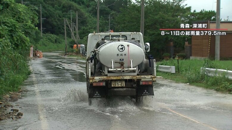 冠水した道路を走る車