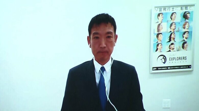 記者会見を行う宇宙飛行士候補の諏訪理さん