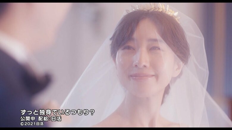 ウエディングドレス姿も…