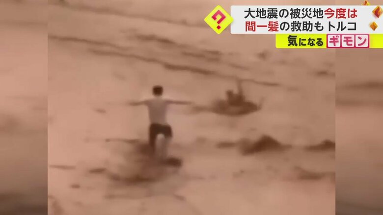 流される子供に駆け寄っていく男性（画像：IHAより）