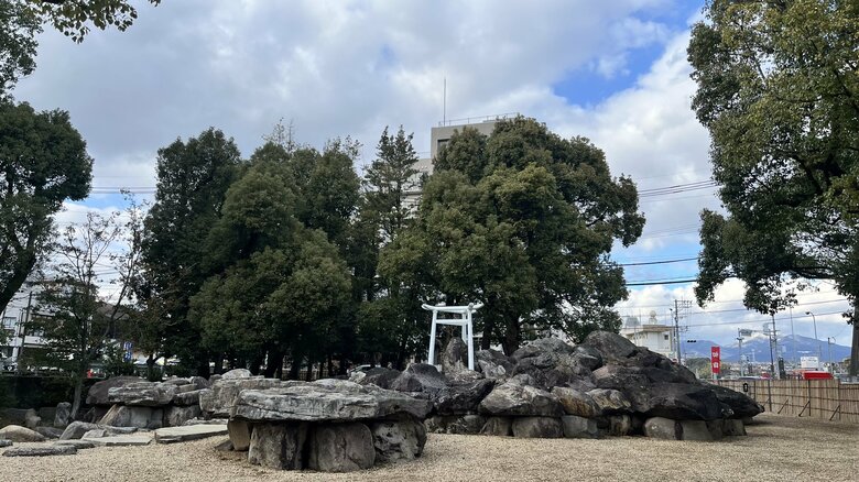参道の右手にある「御神苑（ごしんえん）」。高い部分が「雲仙塚」で雲仙の山景を表現