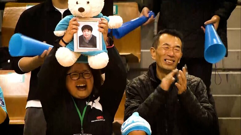 松本国際の応援席に掲げられた遺影