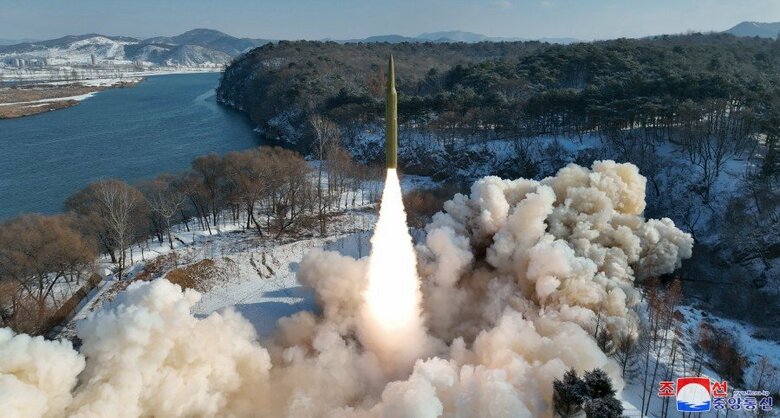 1月14日　北朝鮮は極超音速機動型制御弾頭を装着した中・長距離固体燃料弾道ミサイルの試射を行ったと発表