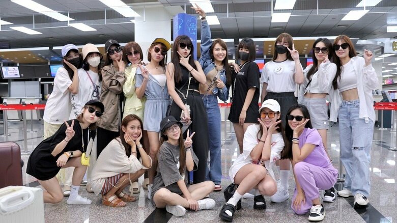 出発前に集合写真（1日、台北）