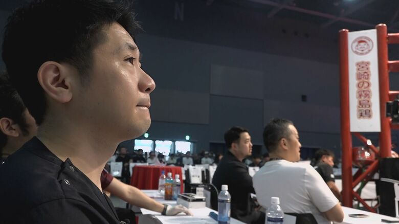 リングサイドで試合を見守る久城医師（マリンメッセ福岡B館）