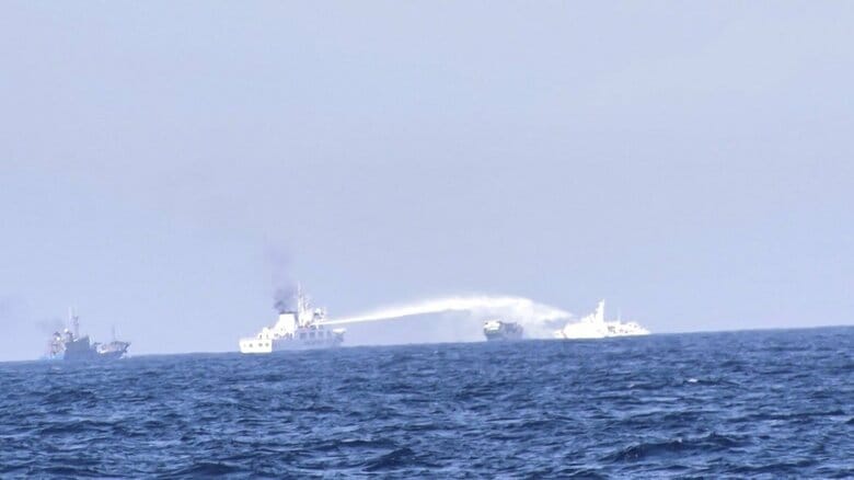 フィリピンの物資補給船に放水する中国海警局の船