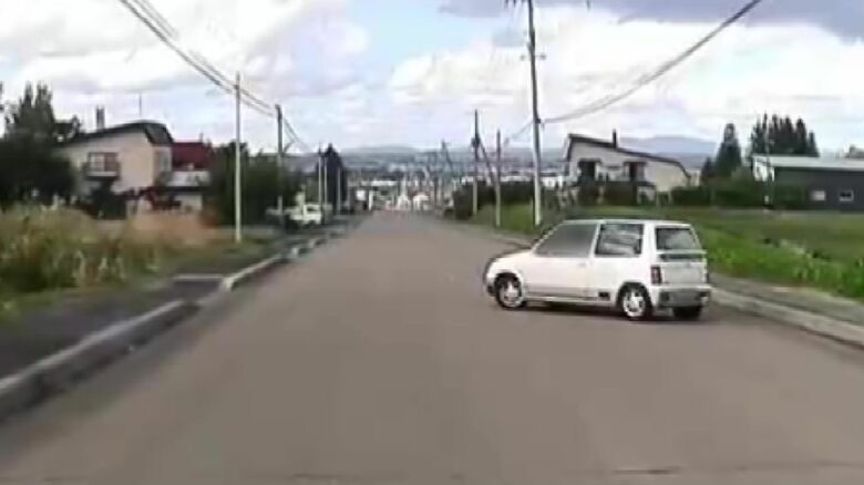 事件前には周辺で2人組の車とよく似た車が