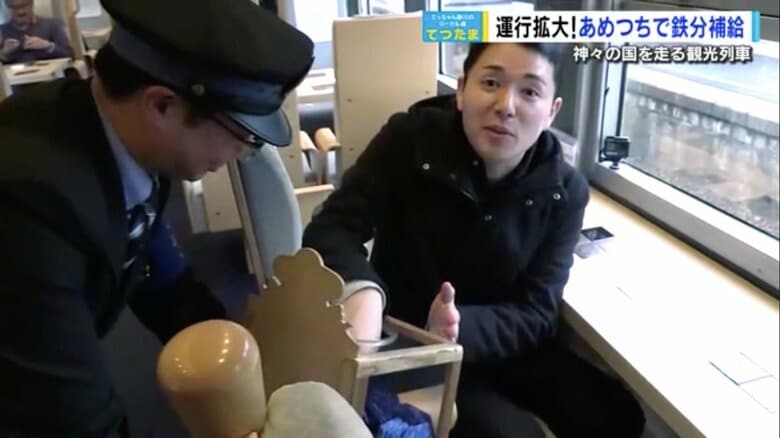 神話にちなんだ神様の「おみくじ」を引く野川アナ