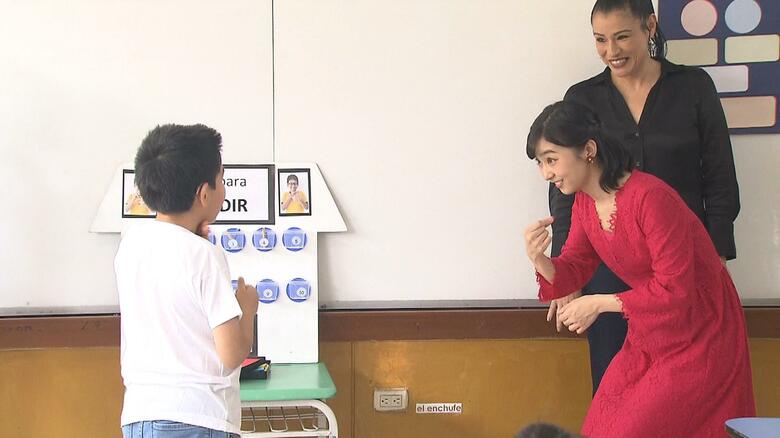 特別支援学校の算数の授業ではペルーの手話で話しかけられる場面も　2023年11月