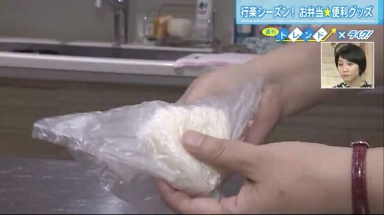 「おにぎりぽっけ」のシートの角にご飯を詰めて三角に