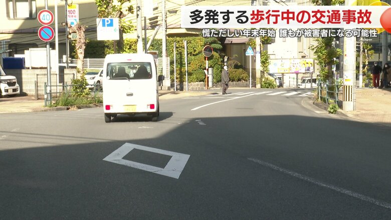 この先に横断歩道があることを示している