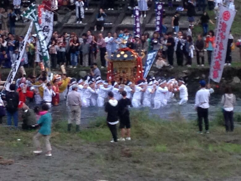 神輿を担いだまま川に入るシーンは圧巻（撮影は2016年）