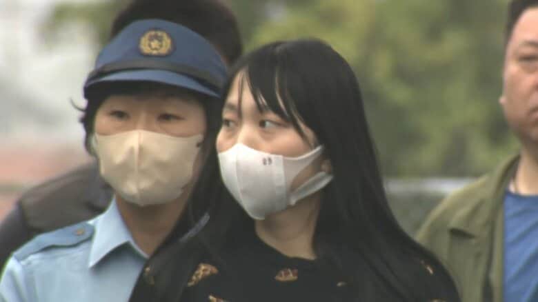 妻の真衣容疑者（25）