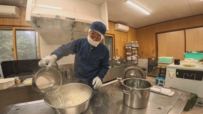 空山チーズ工房でチーズを作る野津裕司さん