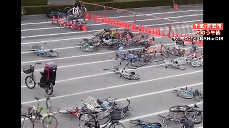 千葉・浦安市の駐輪場で横倒しになる自転車