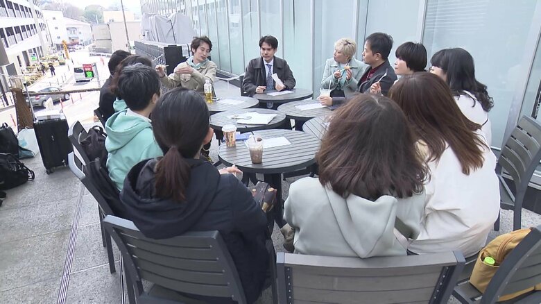 支援者と熱く語り合う河合氏（フジテレビ「Live News イット！スポットライト」より）