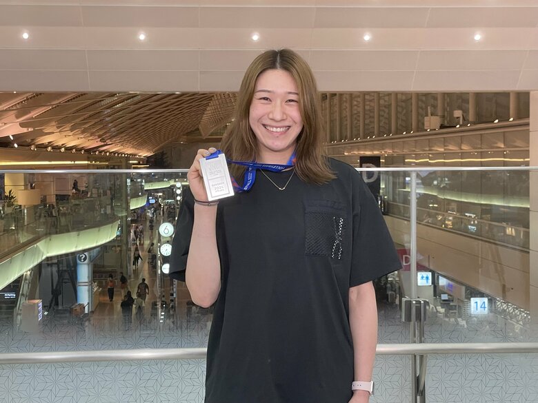 銀メダルを手に帰国した笑顔の石川