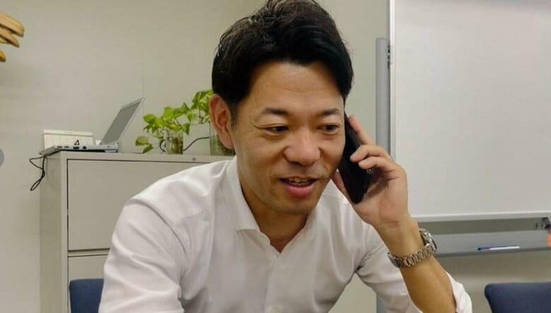 今西さんの家族に保釈決定を報告する川崎拓也弁護士（26日）