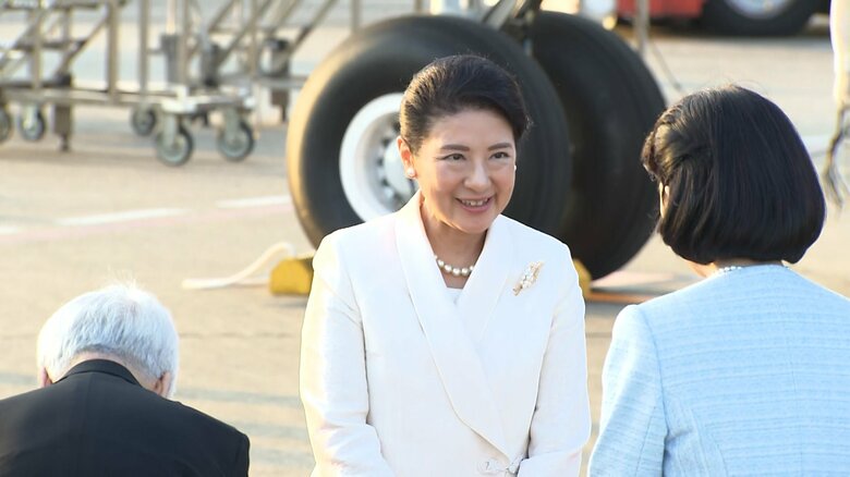 29日午後6時頃、イギリスから帰国された両陛下