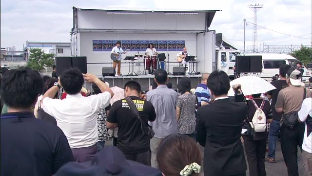 震災から2年後　福島県の仮設住宅で行われた「アリス」の復興支援ライブ