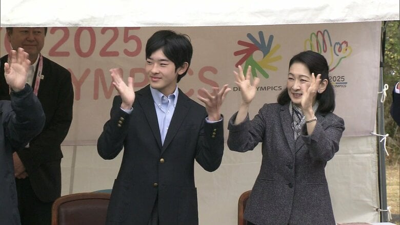 伊豆大島で東京デフリンピックのオリエンテーリング競技を観戦される紀子さまと悠仁さま（2025年11月）