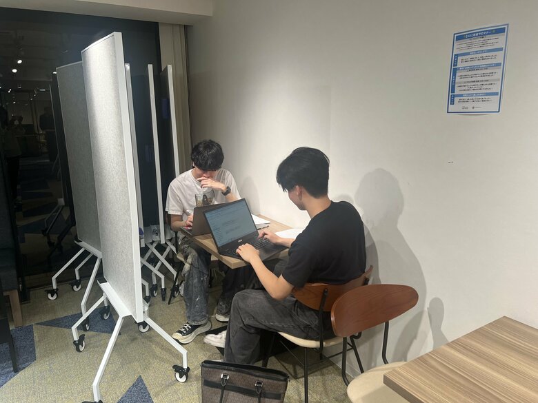 メンター（左）と志望理由書作成にあたる受験生（AOI渋谷校）