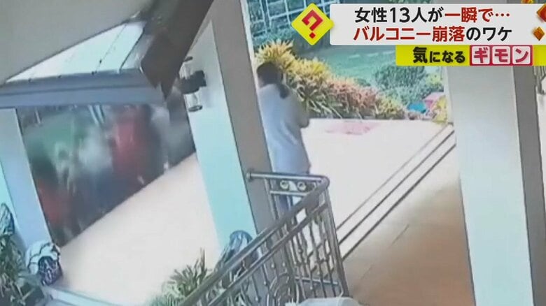 カメラに向かいポーズを決めた女性たち。全員が真下へ落下