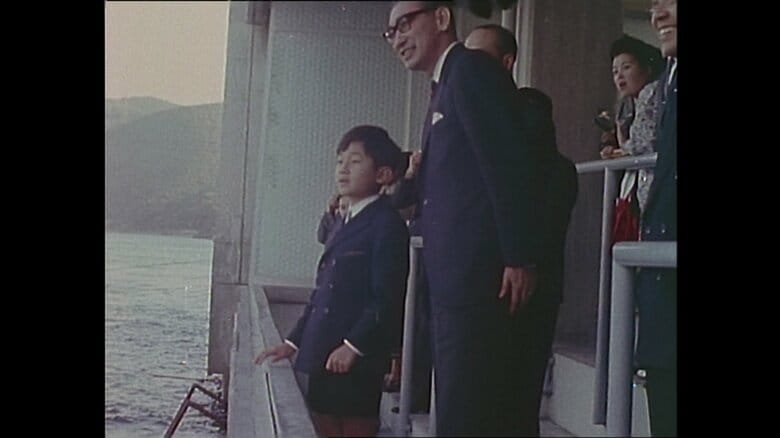 昭和44(1969)年　船上から海女の作業をご覧になる陛下