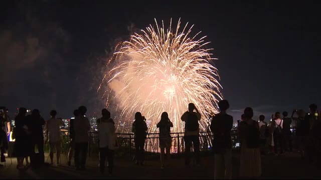 仙台市の夜空を花火が彩る 仙台七夕まつり前夜祭 宮城県