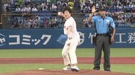 始球式でまさかの骨折 小池都知事「スポーツで盛り上げていきましょう!」のはずが…投球後動けず全治2カ月 当面テレワークに