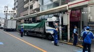 「結構なスピードで…」8トントラックが商店街の電柱に突っ込む　あわや“大事故”もけが人なし　東京・西荻窪駅近く
