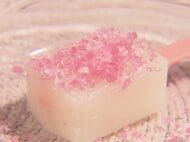 サクマ製菓のロングセラーとコラボ…大須ういろから『ウイロバー いちごみるく』“白”の上にキャンディかける