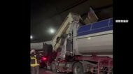 「トラックが荷台ごと押し上げられ…」東京湾アクアラインで4台絡む事故　追突された2人死亡、3人搬送　渋滞の列に大型トレーラーが突っ込んだか　