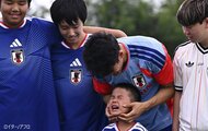 「トミ～！泣かさないで！」記念撮影で冨安健洋に“ハプニング”　森保ジャパン、ピッチコンディションが整った当初の施設で初練習