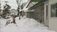 屋根の除雪作業中に