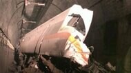 台湾で列車脱線 50人が死亡 救助作業難航