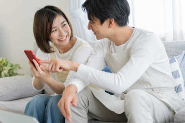 フォローし合うことで、むしろ夫婦関係は良好に!? SNS上の夫婦の距離感