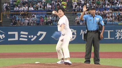 始球式でまさかの骨折　小池都知事「スポーツで盛り上げていきましょう！」のはずが…投球後動けず全治2カ月　当面テレワークに