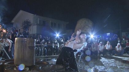 福岡・大牟田に伝わる奇祭「臼かぶり」　気温3度のなか水被る…老いも若きも力自慢が己の限界に挑む
